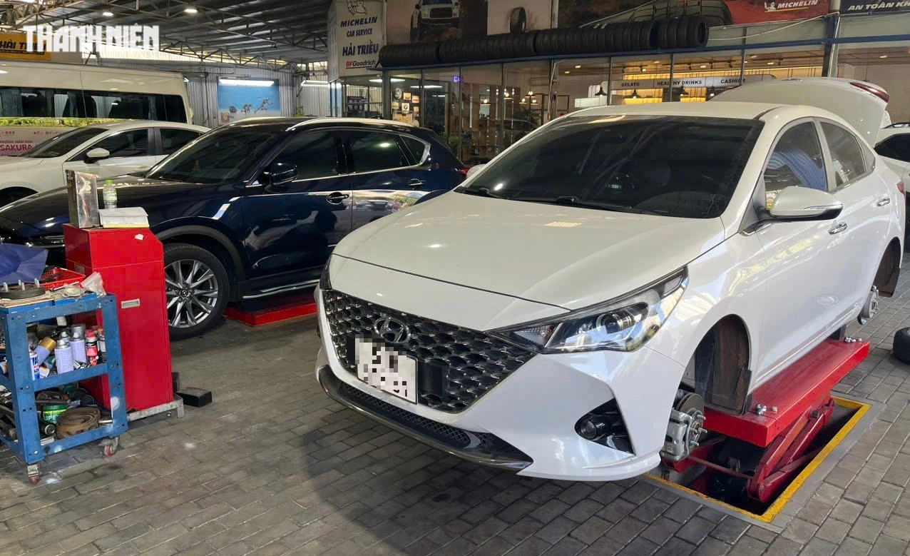 Kiểm tra độ mòn và bề mặt lốp giúp xác định thời điểm thay lốp ô tô chính xác nhất.