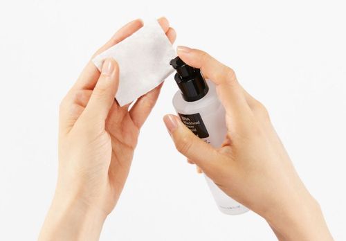 Người phụ nữ đang thực hành kỹ thuật thở bụng để hỗ trợ quá trình làm đẹp từ gốc Đông y tại nhà.