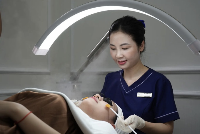 Bác sĩ sát khuẩn vùng da mặt trước khi thực hiện tiêm Botox.