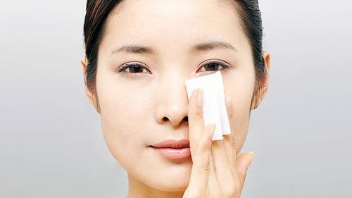 Chăm sóc da sau khi thực hiện căng da mặt chỉ tại nhà