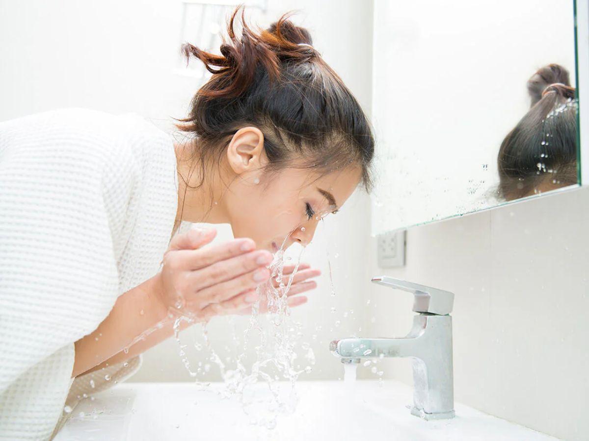 Làm sạch da mặt đúng cách là bước đầu tiên trong routine chăm da đơn giản và hiệu quả