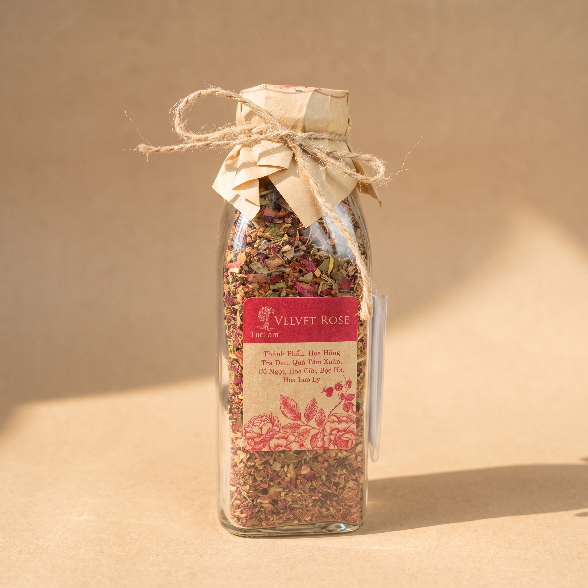Trà Velvet Rose trong Chai thủy tinh. Trà lá rời, được đựng trong chai thuỷ tinh có nắp , chai trà thuỷ tinh trong suốt có thể nhìn thấy trà và hoa bên trong. Mỗi lần uống lấy 1 ít pha, sau đó đậy kín
