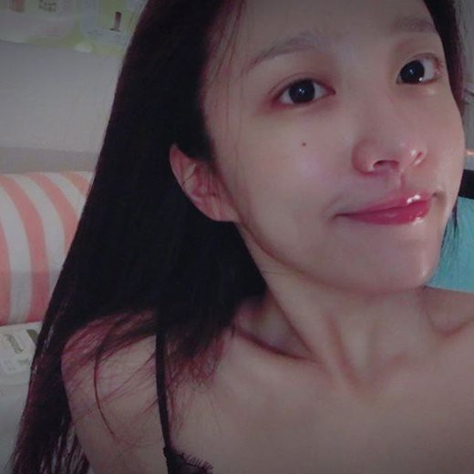 Một phụ nữ Hàn Quốc thực hiện quy trình chăm sóc da tối giản.