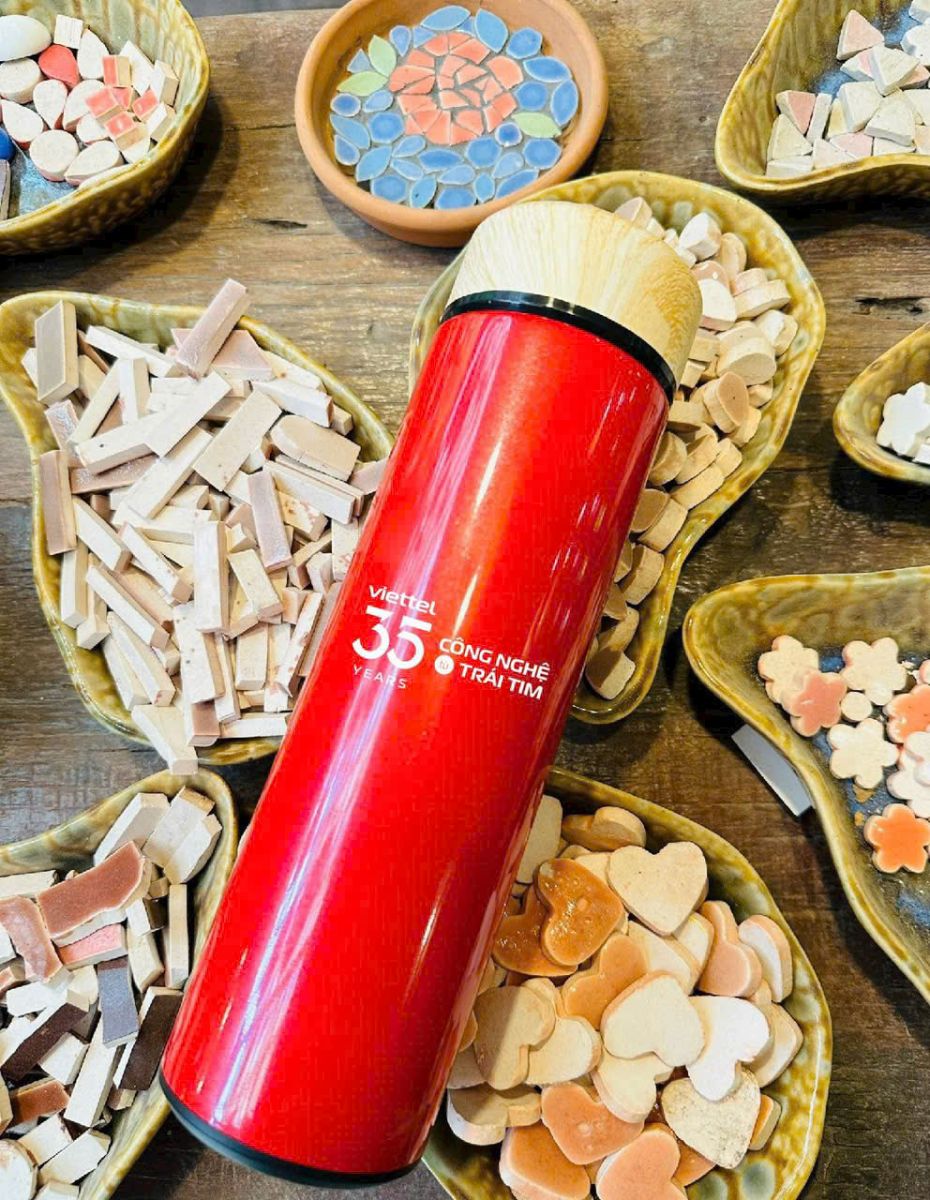 Set quà tặng sức khỏe công nghệ với trà Lục Lam và thiết bị hiện đại