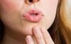 Người bận rộn thực hiện quy trình skincare tối giản tại văn phòng