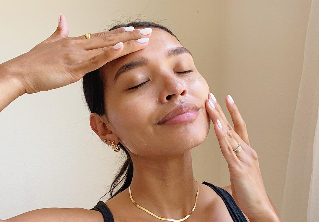 Người phụ nữ massage mặt nhẹ nhàng, minh họa quy trình skincare khoa học và chăm sóc da tại nhà.