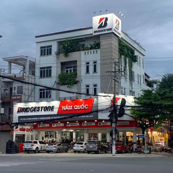 Hướng dẫn tự thay lốp ô tô an toàn với các dụng cụ cơ bản