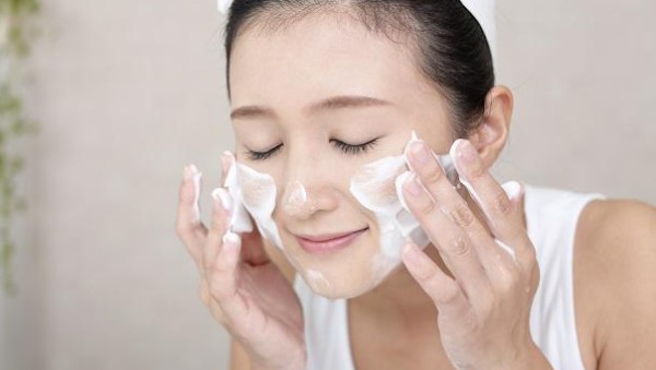 Làm sạch da mặt đúng cách là bước đầu tiên và quan trọng nhất trong mọi quy trình chăm sóc da.