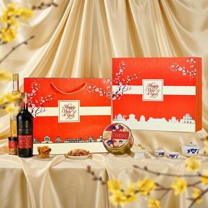 Bộ quà tặng trà cao cấp với bao bì lụa tinh tế và logo thương hiệu dập nổi sang trọng