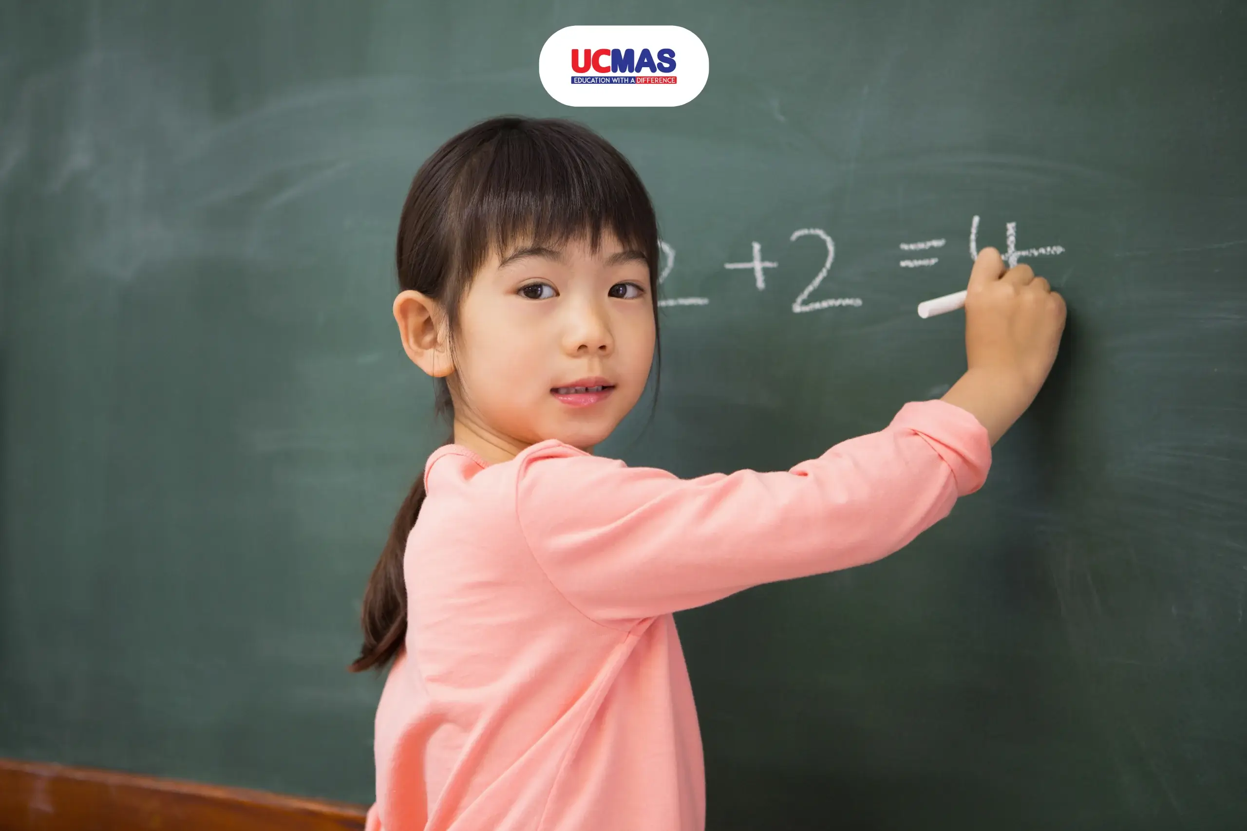 Bé đang say sưa phân loại đồ vật theo màu sắc và hình khối thể hiện dấu hiệu trẻ có năng khiếu toán học