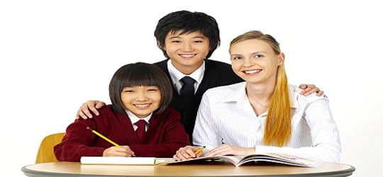 Học sinh tương tác sôi nổi trong lớp nhóm nhỏ tại trung tâm bồi dưỡng văn hóa