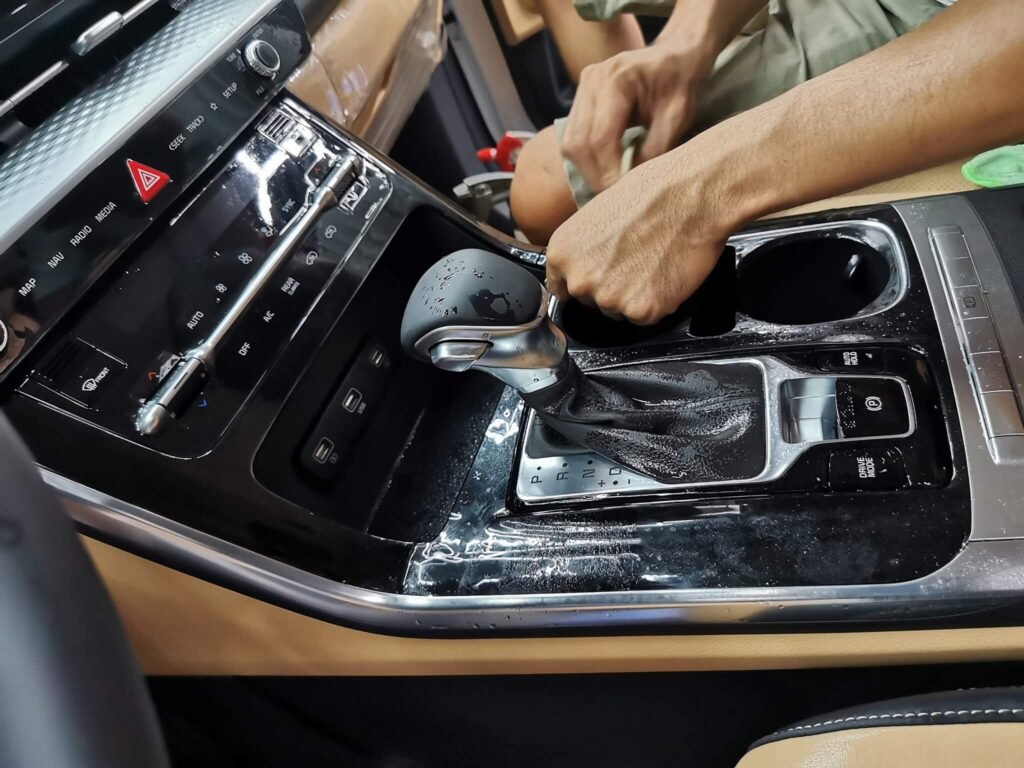 Kỹ thuật viên chuyên nghiệp tại Tân An Auto Gò Vấp đang bảo vệ nội thất ô tô khi độ xe để tránh trầy xước bề mặt nhựa và da cao cấp.
