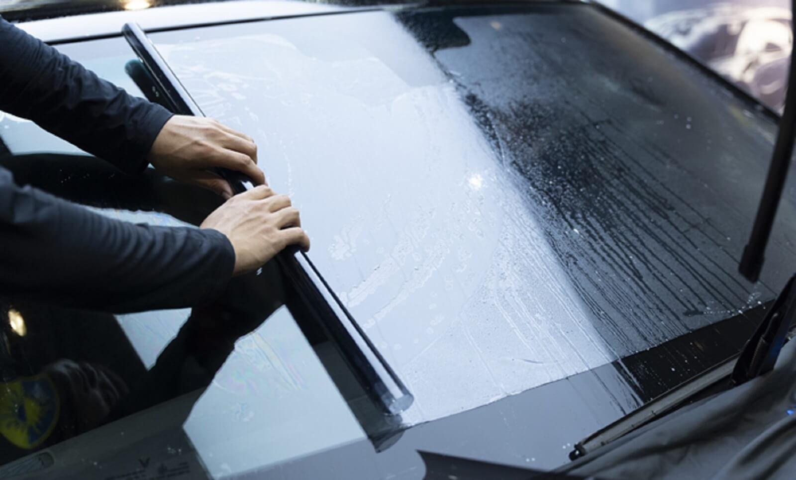 Nhân viên kỹ thuật tại Tân An Auto sử dụng vật liệu bảo vệ nội thất chuyên dụng khi thi công