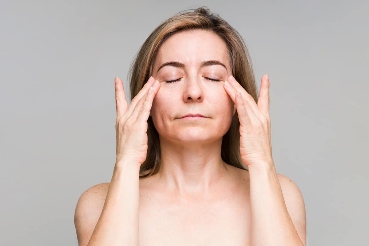 Hình ảnh massage mắt đúng cách, giúp hồi phục sau cắt mí mà không gây biến chứng