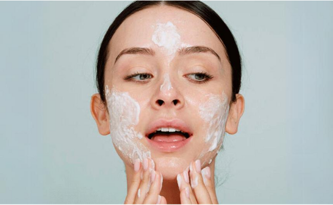 Nhân viên văn phòng điều chỉnh tư thế ngồi và môi trường để tối ưu hóa việc chăm sóc da khô nơi công sở