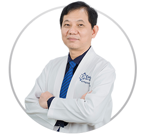 Bác sĩ chuyên khoa đang tư vấn lựa chọn loại túi ngực phù hợp cho khách hàng
