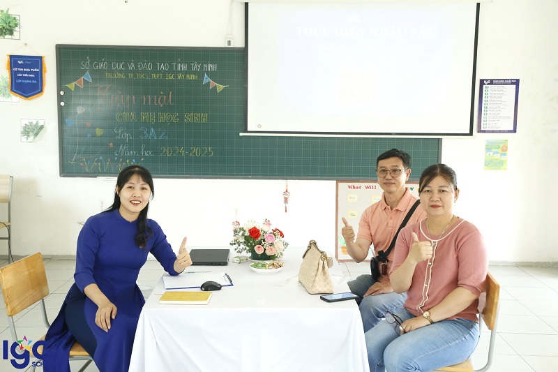 Phụ huynh, học sinh và trung tâm trao đổi về lộ trình luyện thi cá nhân hóa