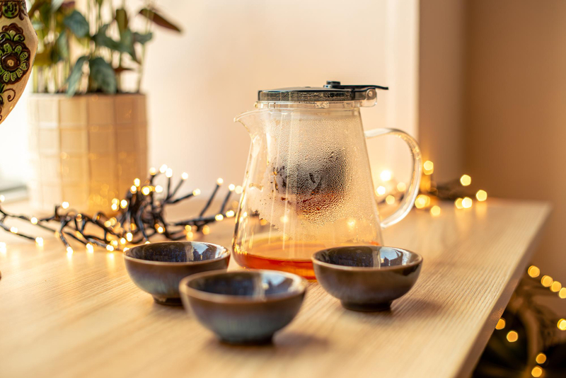 Bộ ấm trà gốm sứ tinh tế, thể hiện sự sang trọng và an tâm cho quà tặng doanh nghiệp đạt chuẩn ISO.
