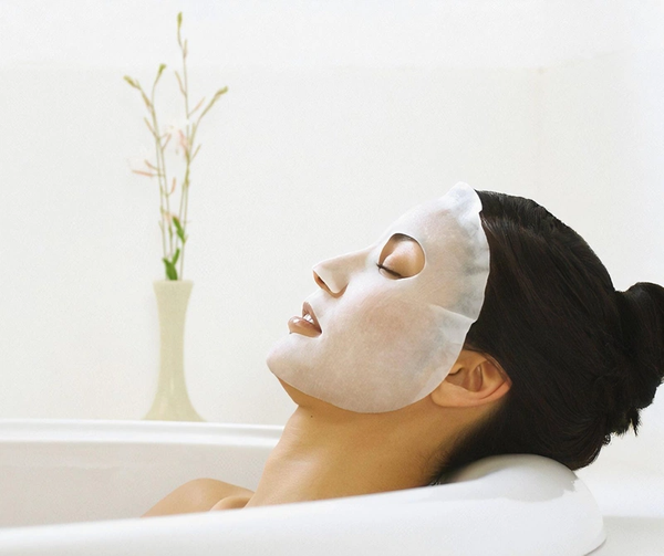 Da bị kích ứng đỏ rát và nhạy cảm do lạm dụng mỹ phẩm quá đà