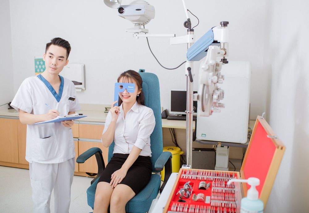 Bệnh nhân hiểu rõ quy trình hồi phục giúp giảm sưng bầm sau cắt mí hiệu quả
