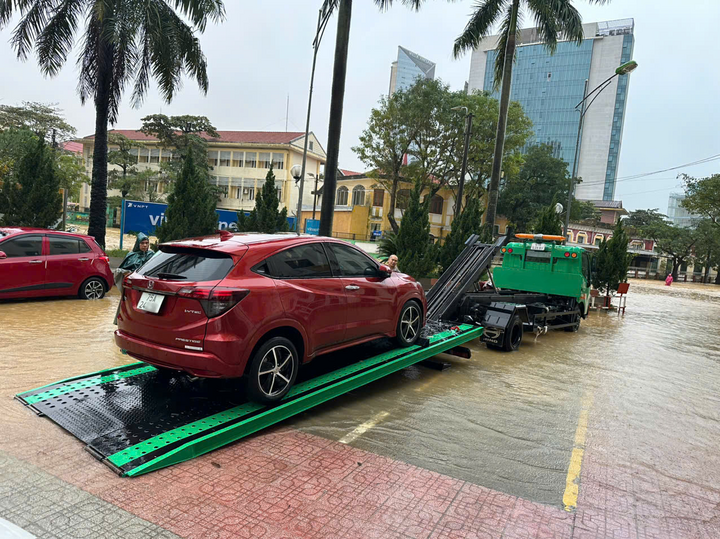 Đội cứu hộ chuyên nghiệp hỗ trợ xe gặp sự cố trên cao tốc