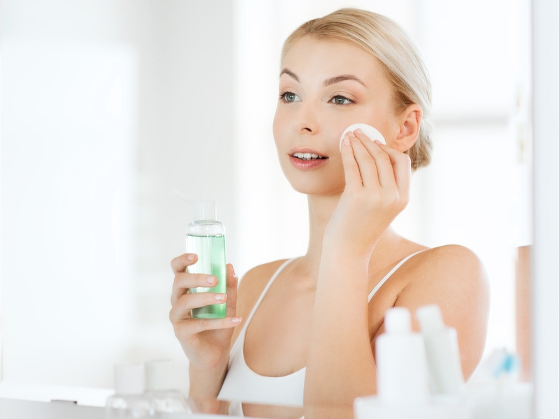 Cấp ẩm tức thì với toner hoặc xịt khoáng giúp phục hồi da mất nước tại văn phòng