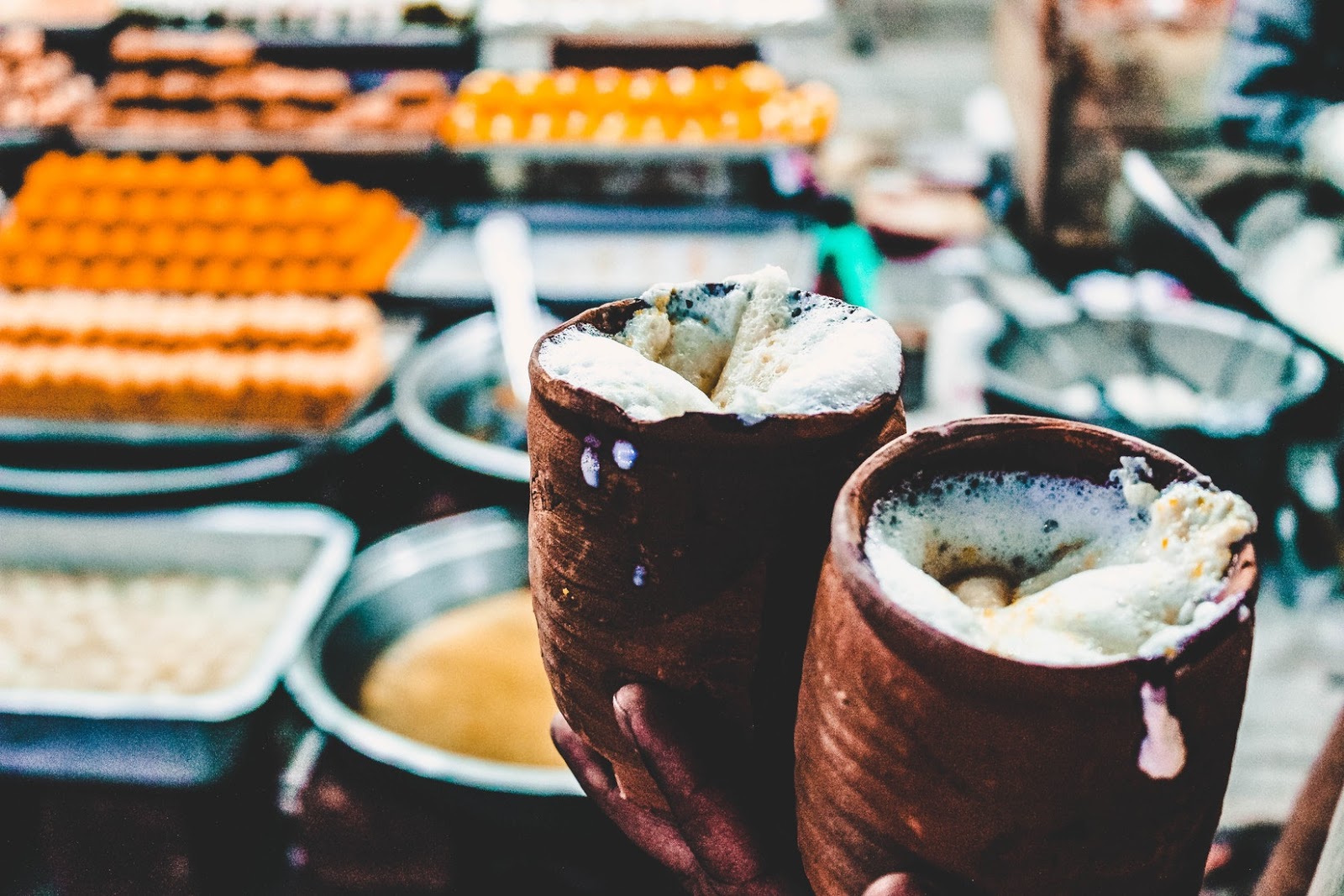 Người phụ nữ đang thưởng thức trà thảo mộc hữu cơ, nhấn mạnh sự an toàn và chất lượng