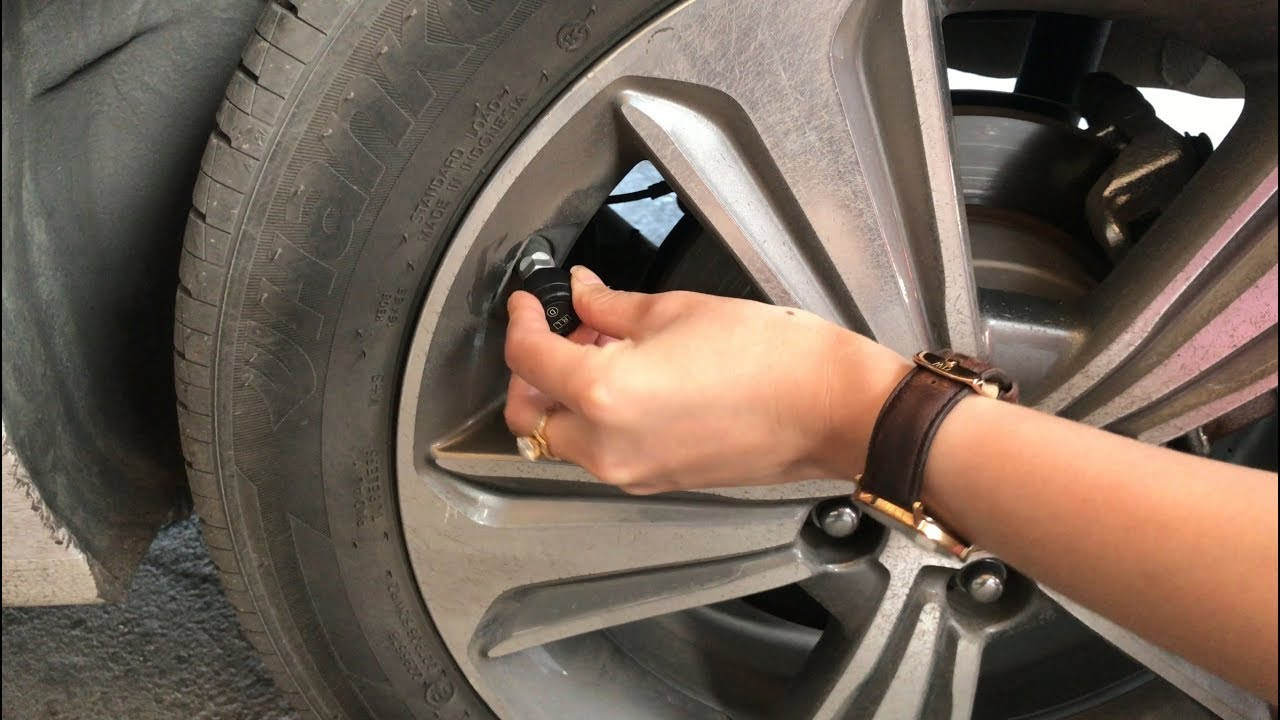 Cảm biến áp suất lốp giúp tài xế chủ động theo dõi và tối ưu chi phí lốp cho xe dịch vụ