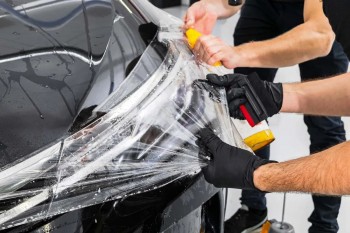 Chuyên gia Tân An Auto dán phim PPF bảo vệ sơn ô tô, chống trầy xước