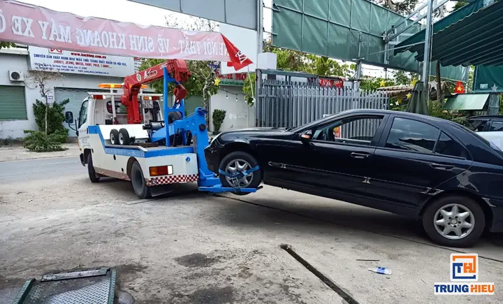 Nhân viên kỹ thuật đang kiểm tra tình trạng lốp xe tại gara chuyên nghiệp