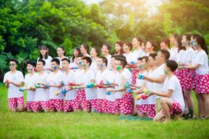 Nhân viên vui vẻ trong áo thun team building chất lượng cao của Đồng phục Việt Tín