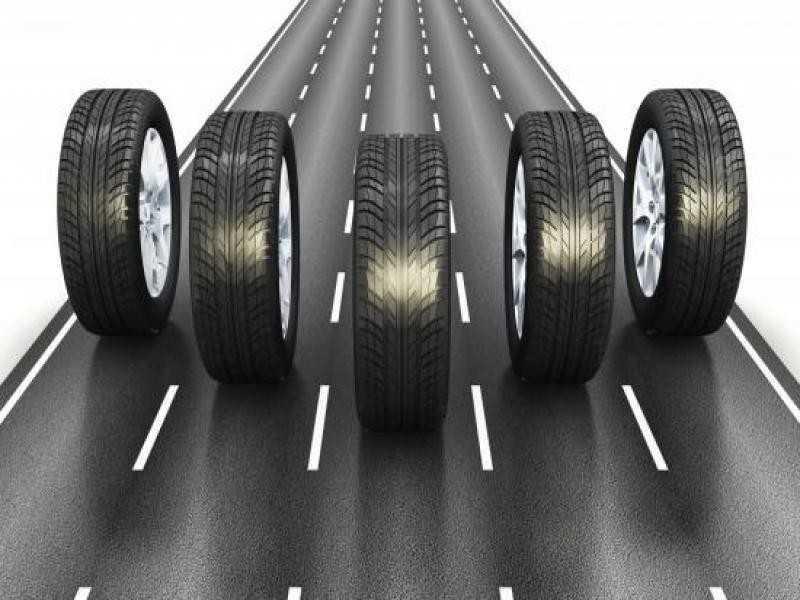 Kiểm tra độ mòn lốp xe ô tô bằng mắt thường và dụng cụ đơn giản