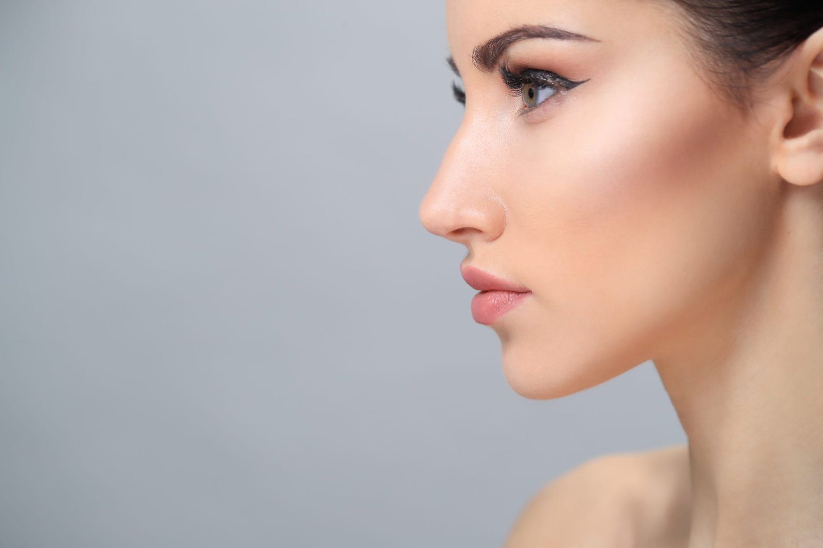 Bác sĩ tại Hana Premium Beauty Center thực hiện kỹ thuật dựng trụ chuẩn y khoa