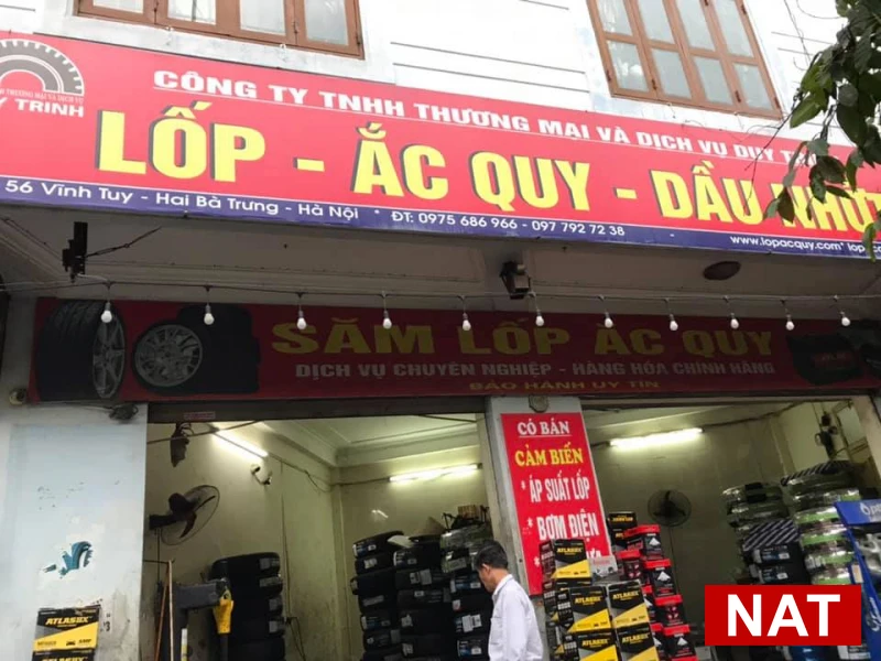 Kỹ thuật viên đang kiểm tra thông số an toàn trên lốp ô tô để đảm bảo quy trình xuất xưởng đạt tiêu chuẩn quốc tế