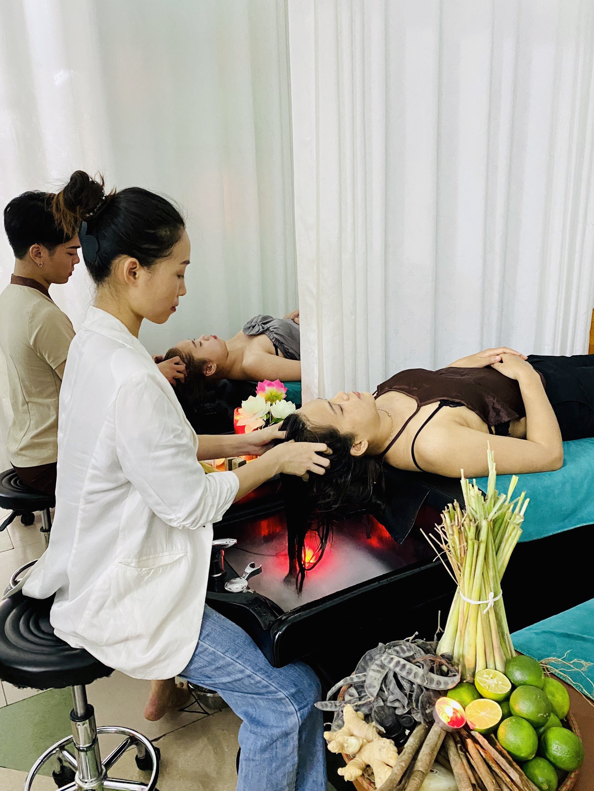 Massage và bấm huyệt là phương pháp Đông y dưỡng sinh giúp cải thiện cân bằng nội tiết tố hiệu quả