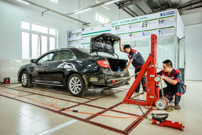 Ô tô được bảo dưỡng chuyên nghiệp, giúp bảo vệ sơn xe trước tác động môi trường khắc nghiệt.