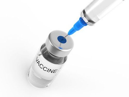 Bác sĩ thực hiện kiểm tra da để xác định nguy cơ dị ứng thuốc tê cho khách hàng nâng mũi