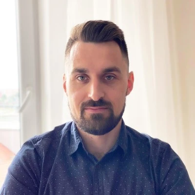 Man with glasses and white shirt measuring GEO success with AI-driven metrics