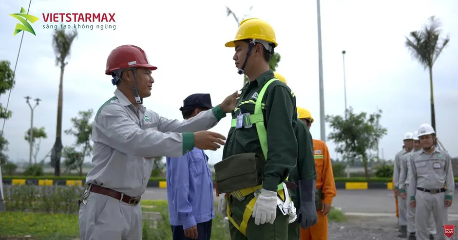 Nhân viên thực hiện quy tắc an toàn lao động với thiết bị bảo hộ cá nhân đầy đủ, chuẩn bị cho ca làm việc.