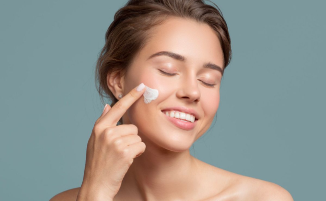 Phụ nữ thoa kem dưỡng ẩm cho da hỗn hợp thiên dầu, giúp phục hồi và cấp ẩm hiệu quả