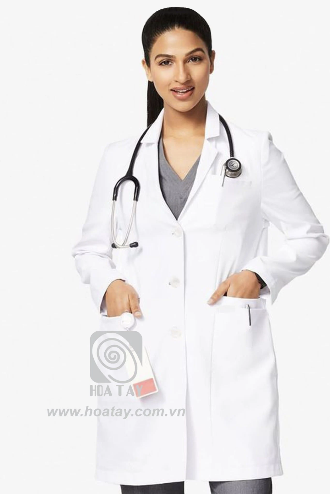 Một nữ bác sĩ đang đứng, mặc áo blouse trắng (áo khoác phòng thí nghiệm) có cổ bẻ (cổ ve), cài khuy giữa, túi hông lớn, chất liệu vải phẳng mịn, đeo ống nghe y tế, phông nền trắng sáng.