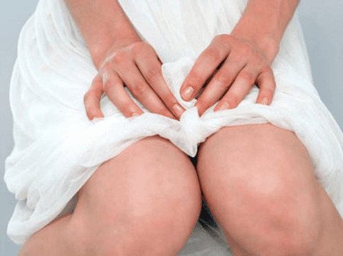 Bác sĩ kiểm tra vết mổ sau phẫu thuật độn sụn cằm an toàn