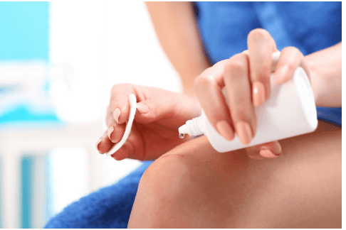 Người bệnh đang thực hiện vệ sinh khoang miệng đúng cách sau phẫu thuật độn sụn cằm