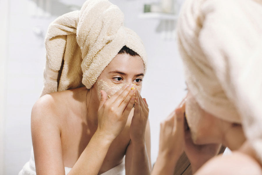 Người phụ nữ thực hiện chăm sóc da, minh họa quá trình tái tạo tế bào da tự nhiên