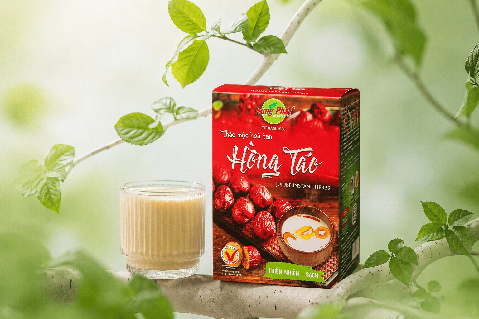Hình ảnh bao bì trà thảo mộc với nhãn mác đầy đủ và thông tin minh bạch