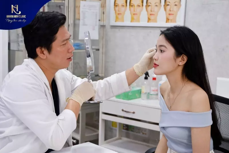 Bác sĩ kiểm tra vật liệu trước khi nâng mũi