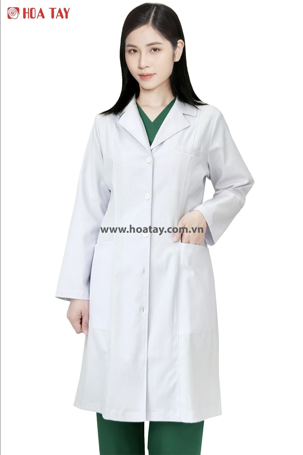 Một nữ nhân viên y tế đang đứng, mặc áo blouse trắng (áo khoác bác sĩ) dài tay, chất liệu vải phẳng, cổ bẻ (cổ ve), cài khuy giữa, có túi hông, nền trắng sáng studio.