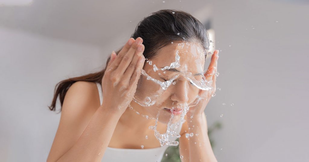 Làm sạch da mặt nhẹ nhàng buổi sáng để chuẩn bị cho routine chăm sóc da văn phòng