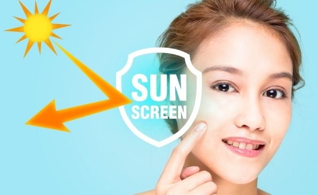 Phụ nữ thoa kem chống nắng bảo vệ da khỏi ánh sáng xanh trong môi trường văn phòng