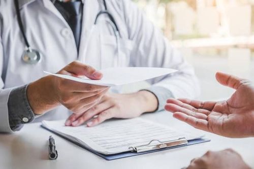 Mồ hôi và bã nhờn tích tụ khiến tình trạng viêm da nghiêm trọng